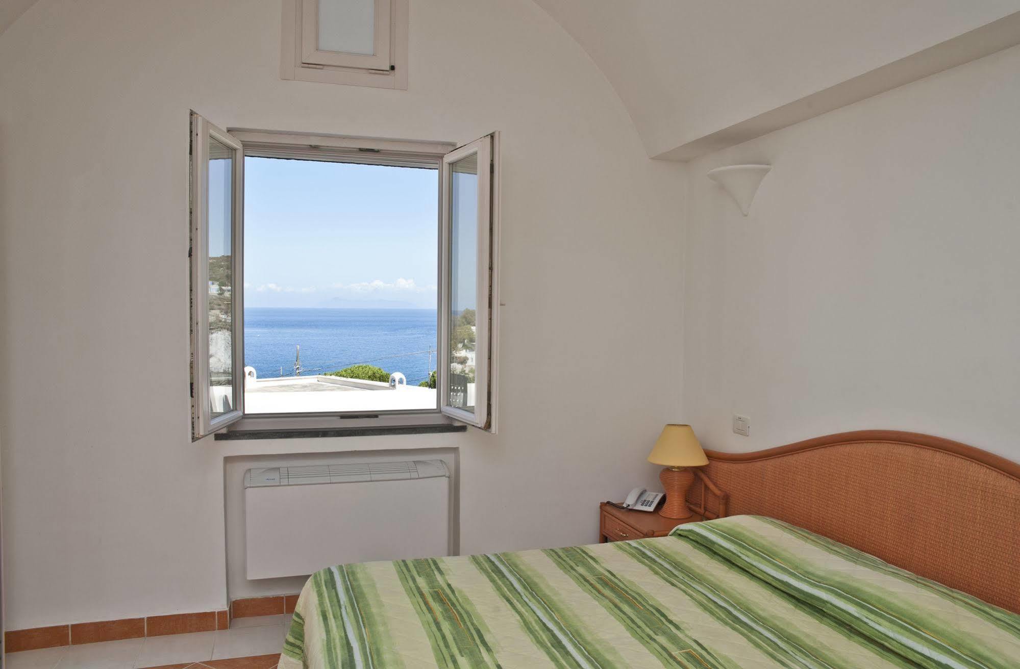 Hotel Villaggio Dei Pescatori ปอนซา ภายนอก รูปภาพ